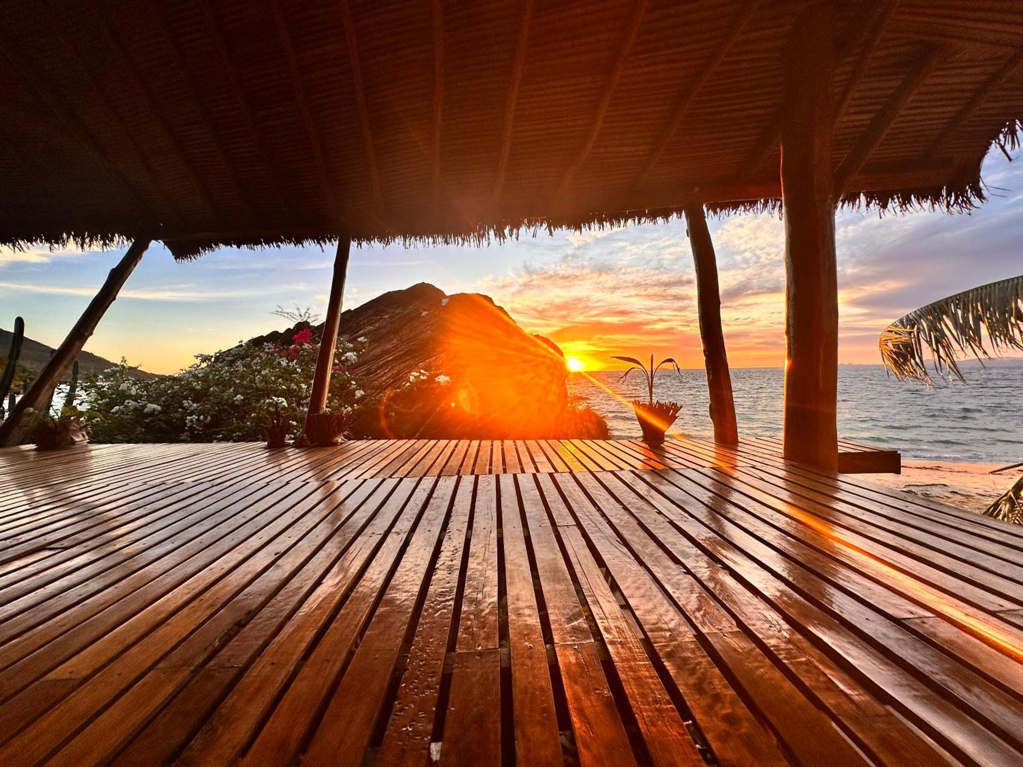 Shambala Madagascar: Beachfront Lodge And Adventures Ambolobozo Екстериор снимка
